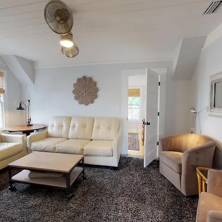 Renovated Lemon Guesthouse 4 King Bedrooms Downtown Half Mile Stroll- Beach Only 3 Miles